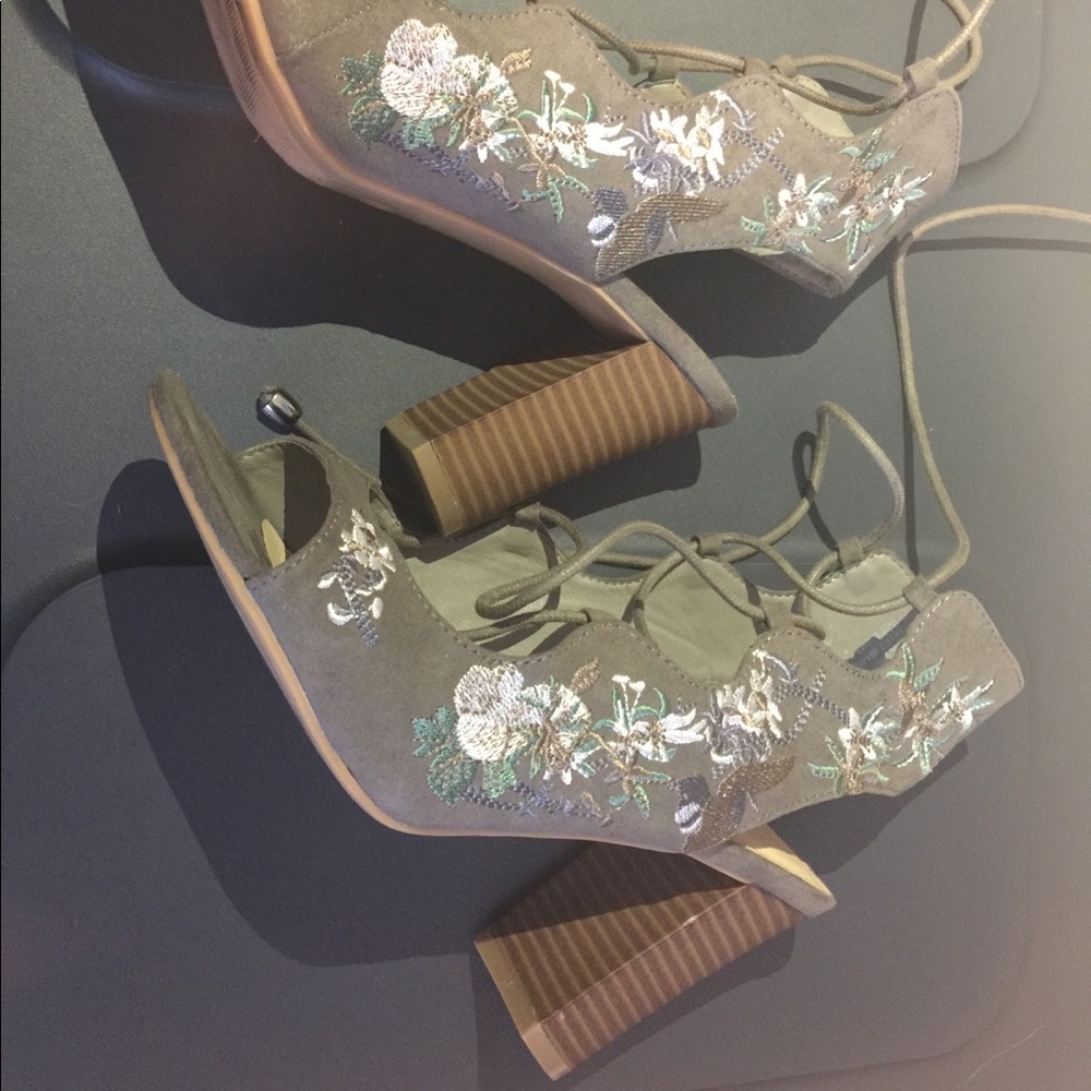 Lace up block heel sandals. Size 7 wide.